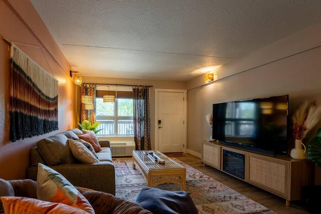 Pet Friendly Boho Condo With Pool--Fitness Center--Next To The Branson Landing--Close To Convention Center And Kanakuk エクステリア 写真