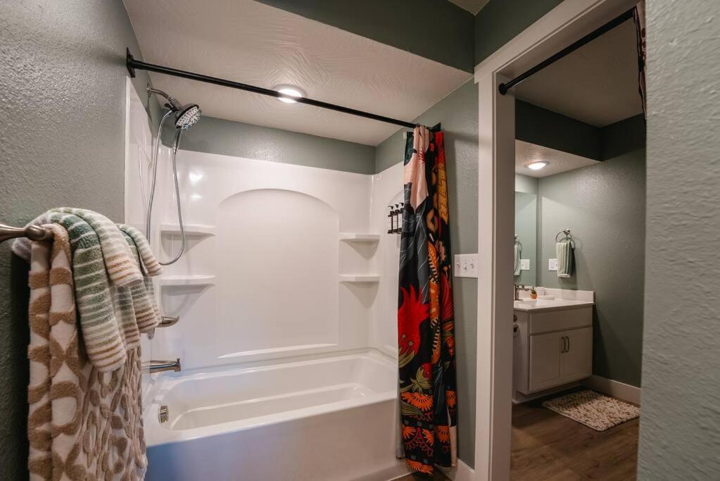 Pet Friendly Boho Condo With Pool--Fitness Center--Next To The Branson Landing--Close To Convention Center And Kanakuk エクステリア 写真