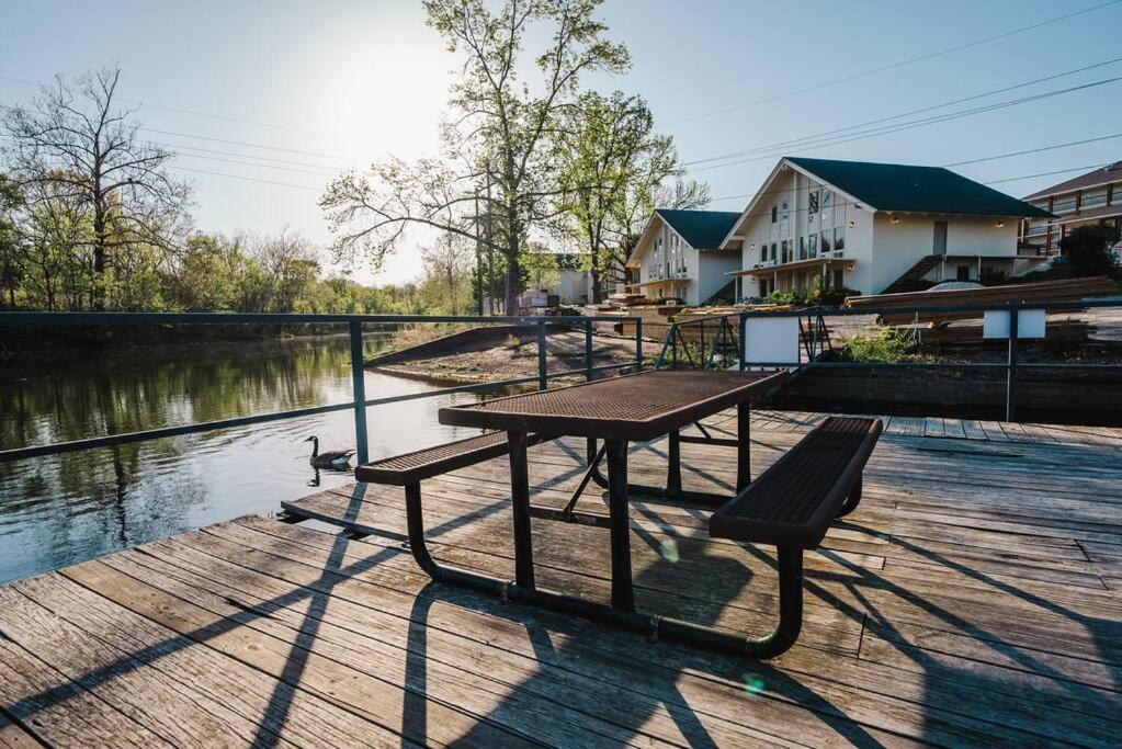 Pet Friendly Boho Condo With Pool--Fitness Center--Next To The Branson Landing--Close To Convention Center And Kanakuk エクステリア 写真