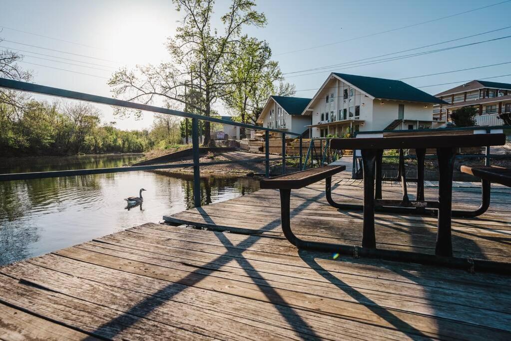Pet Friendly Boho Condo With Pool--Fitness Center--Next To The Branson Landing--Close To Convention Center And Kanakuk エクステリア 写真